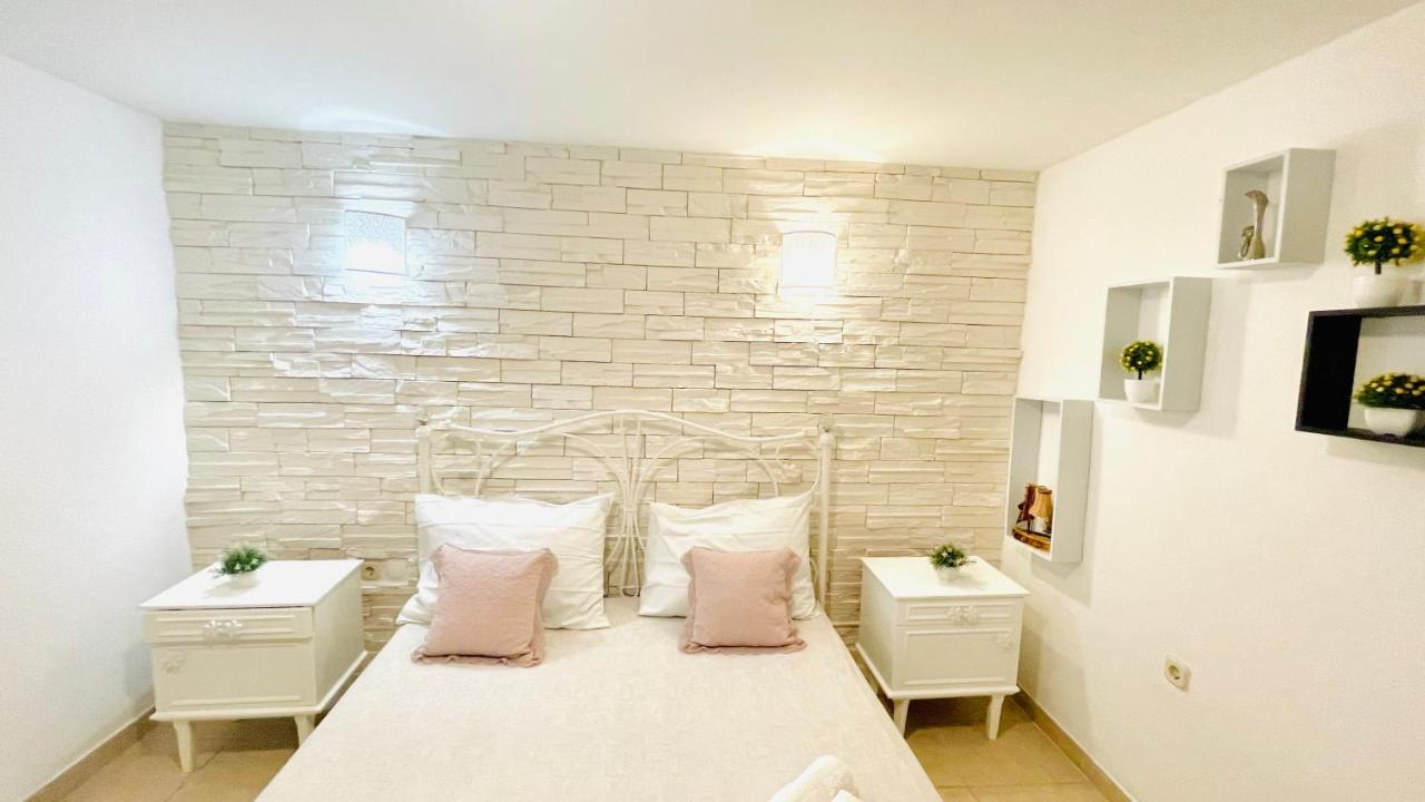 Colorful And Happy Apartment Sukosan - With Parking Bagian luar foto