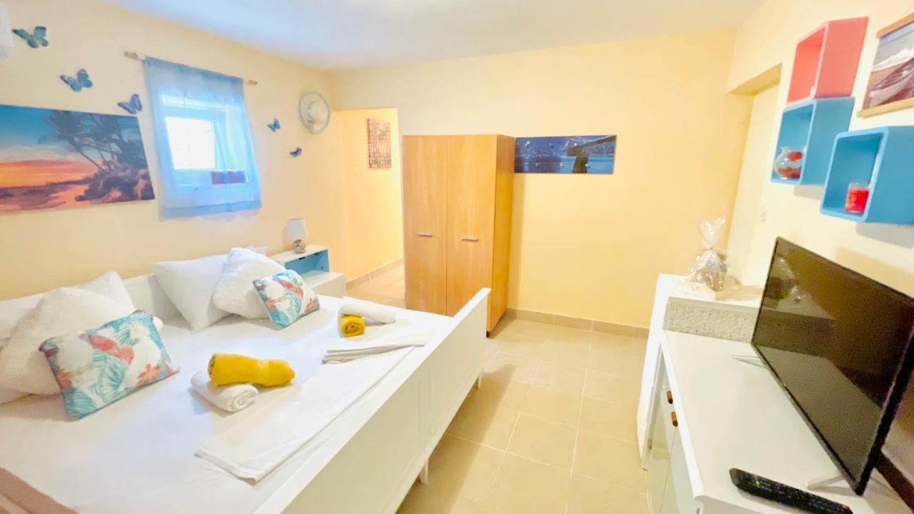Colorful And Happy Apartment Sukosan - With Parking Bagian luar foto