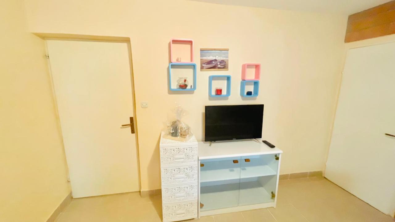 Colorful And Happy Apartment Sukosan - With Parking Bagian luar foto