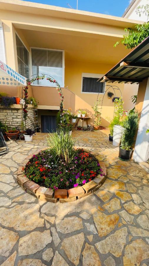 Colorful And Happy Apartment Sukosan - With Parking Bagian luar foto