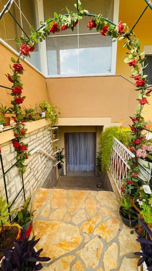 Colorful And Happy Apartment Sukosan - With Parking Bagian luar foto