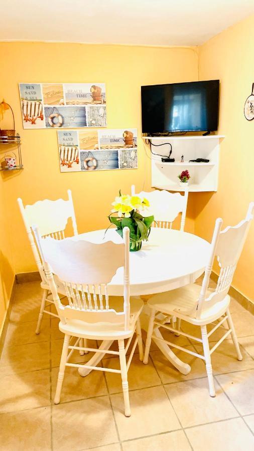 Colorful And Happy Apartment Sukosan - With Parking Bagian luar foto