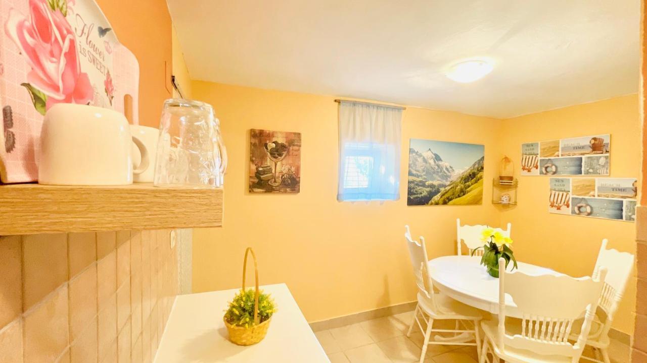 Colorful And Happy Apartment Sukosan - With Parking Bagian luar foto